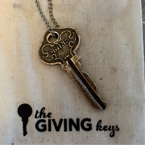 The Giving Key SHINE Necklace NEW - Picture 2 of 4